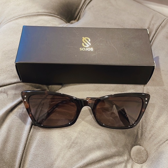 sojos Accessories - NWT Sojos retro sunglasses brown